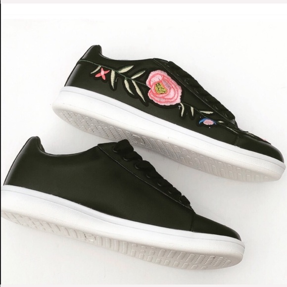 Gorgeous Sneakers With Floral Design - Picture 2 of 7